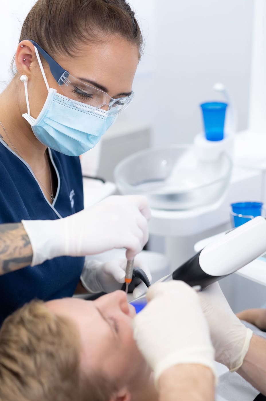 Eine Assistenzzahnärztin behandelt eine Patientin